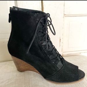 Vanessa Bruno Suede Lace Up Ankle Boots 40